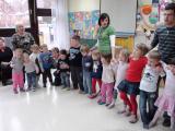 zaključno srečanje: predstavitev rokodelske ustvarjalnosti otrok z izdelki, pesmijo in plesom