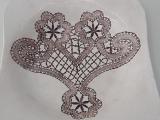 &raquo;Krožnik s čipko / Plate with lace&laquo;

Varstveno delovni center Kranj, enota &Scaron;kofja Loka, 
glineni izdelki z aplikacijo klekljane čipke / potteries with bobbin lace application 
